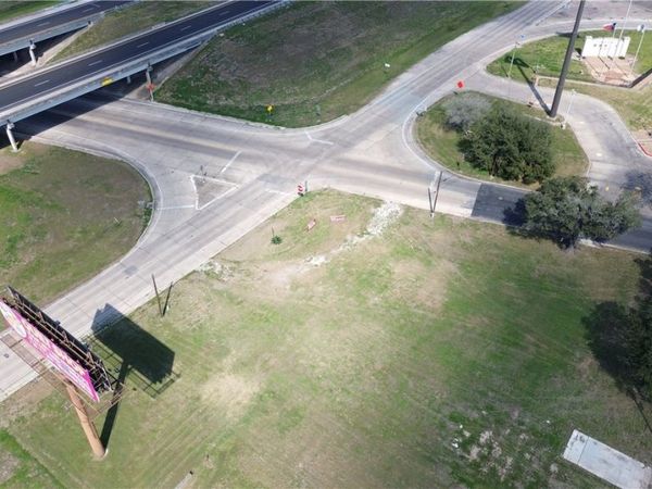 907 N. East St , Edna, TX 77957