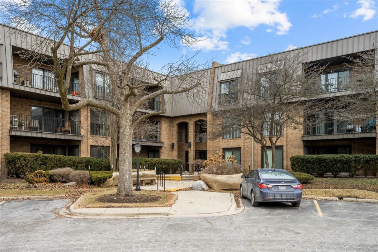 3 The Court Of Harborside, Unit 201, Northbrook, IL 60062 Main Photo