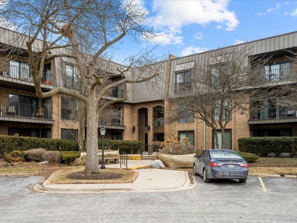 3 The Court Of Harborside, Unit 201, Northbrook, IL 60062