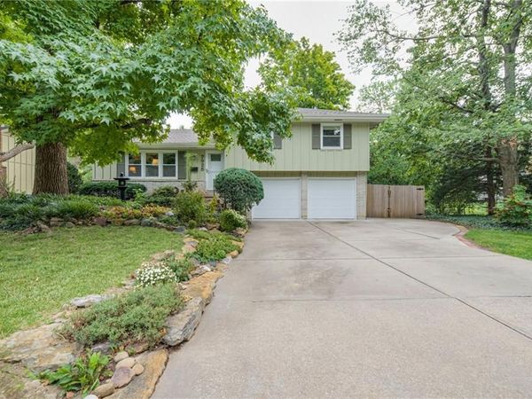 7925 Colonial Drive, Overland Park, KS 66204