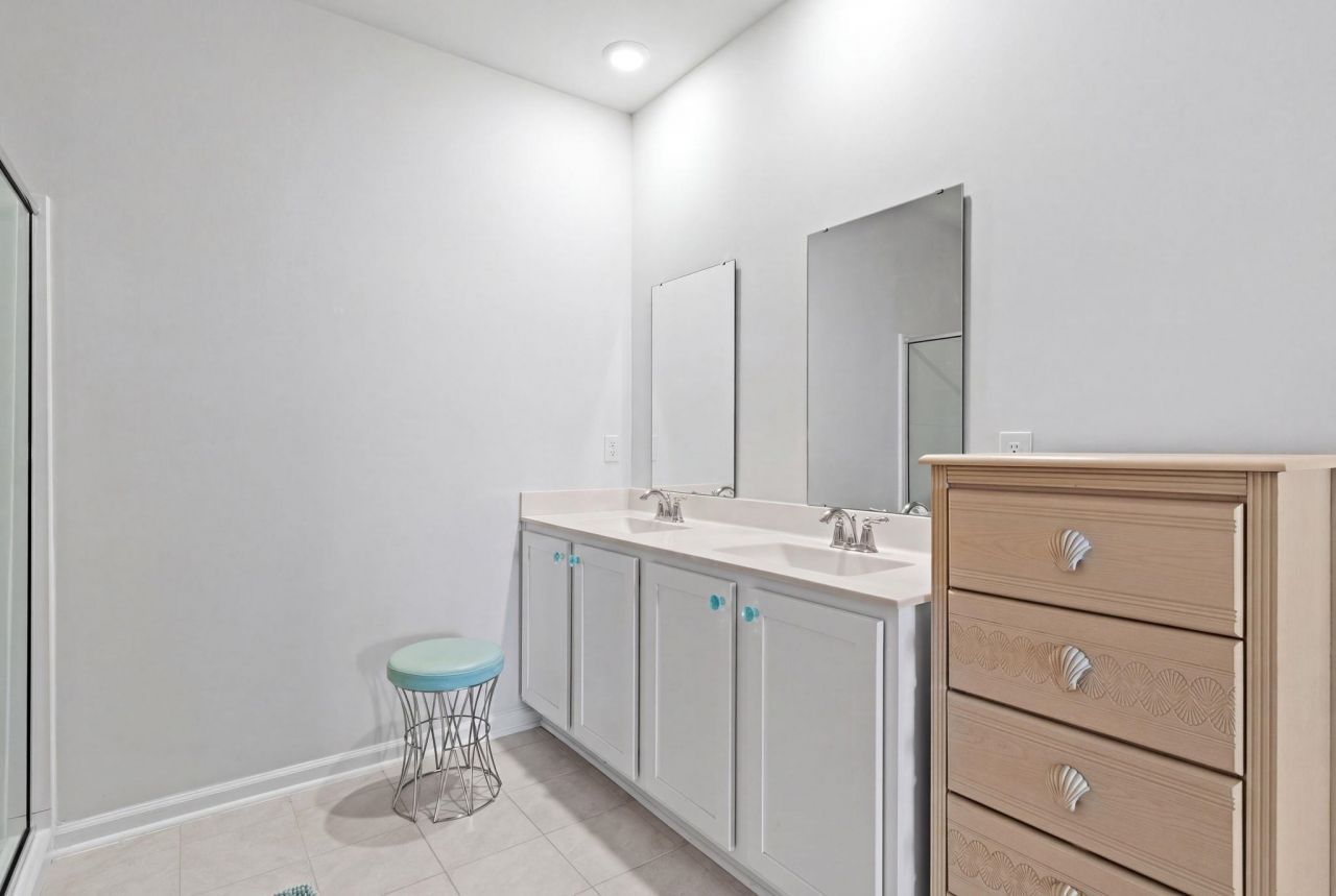 955 Irving Dr. Photo 16