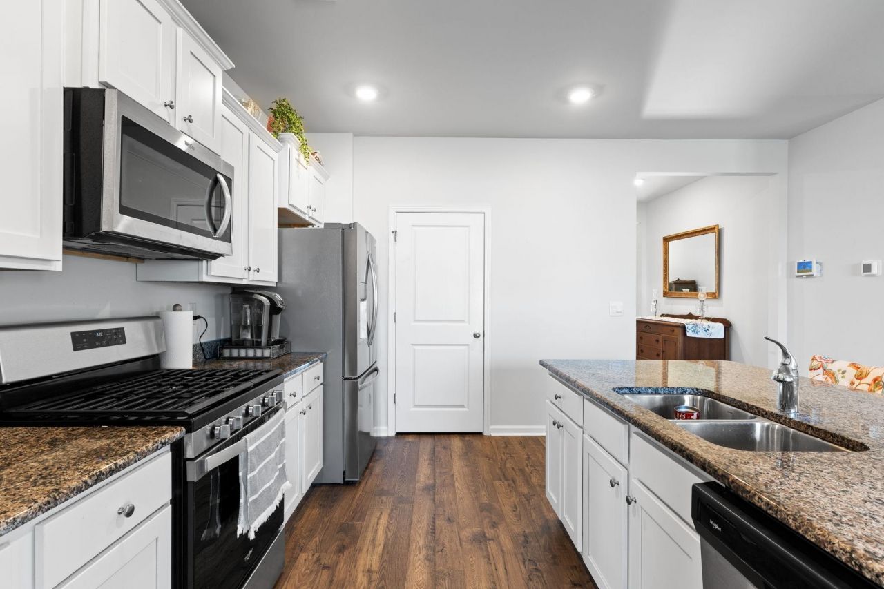 955 Irving Dr. Photo 5