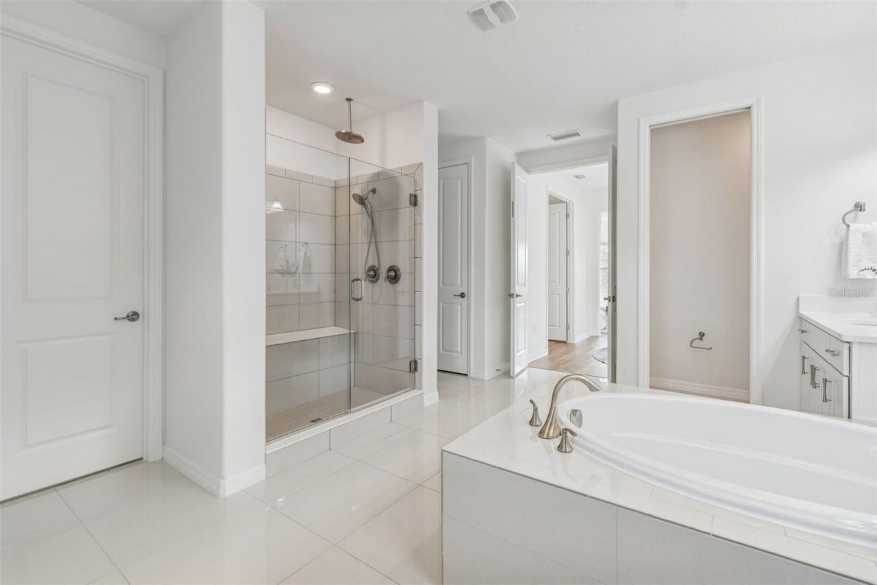 18937 Willowmore Cedar Drive, Lutz, FL 33558 Photo