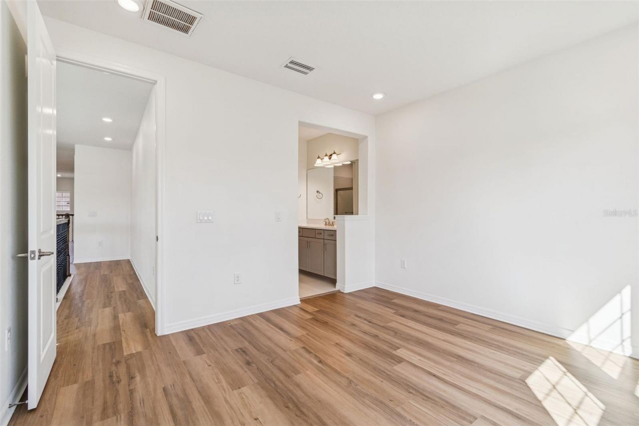 18937 Willowmore Cedar Drive, Lutz, FL 33558 Photo