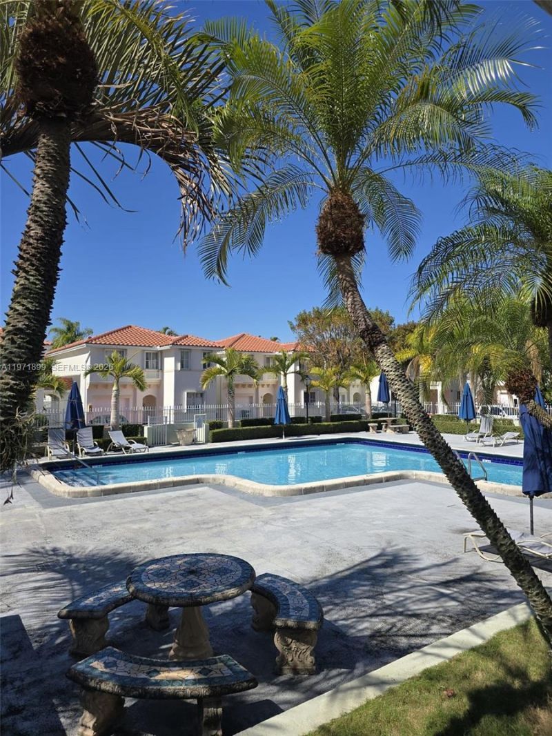 10441 Mahogany Key Cir, Unit 102, Miami, FL 33196 Photo