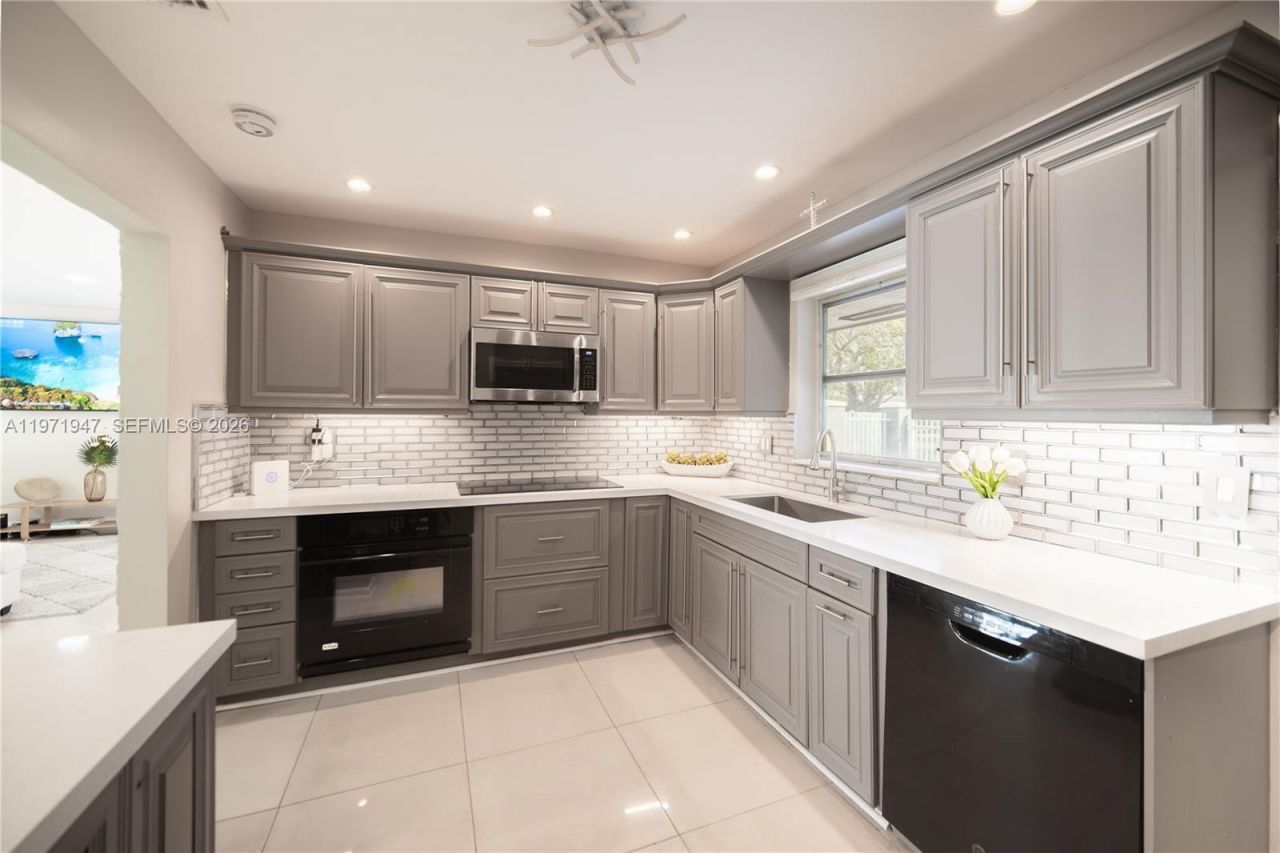 2121 NE 62nd St , Fort Lauderdale, FL 33308 Photo