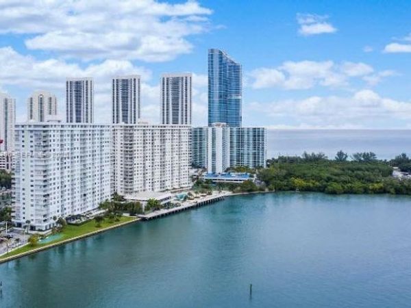 300 Bayview Dr, Unit 2101, Sunny Isles Beach, FL 33160