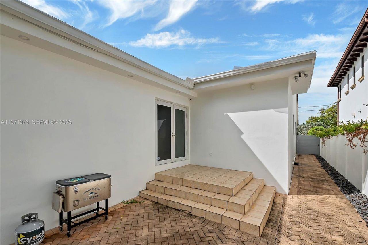 35 SW 20th Rd , Miami, FL 33129 Photo