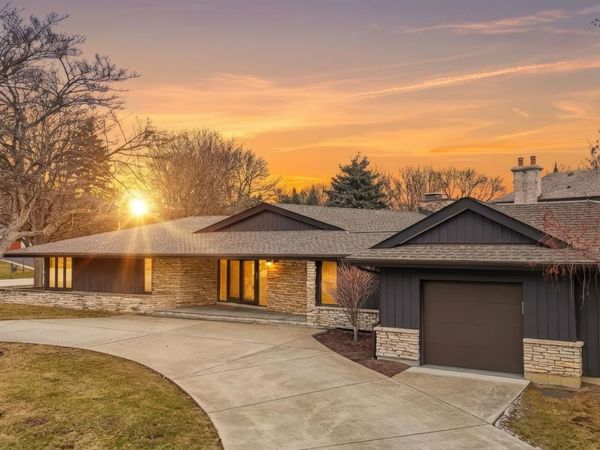 901 S Burton Place , Arlington Heights, IL 60005