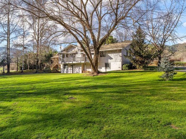 949 Wards Creek Road, Rogue River, OR 97537