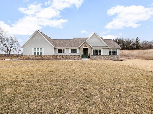 1990 Paradise DRIVE, West Bend, WI 53095