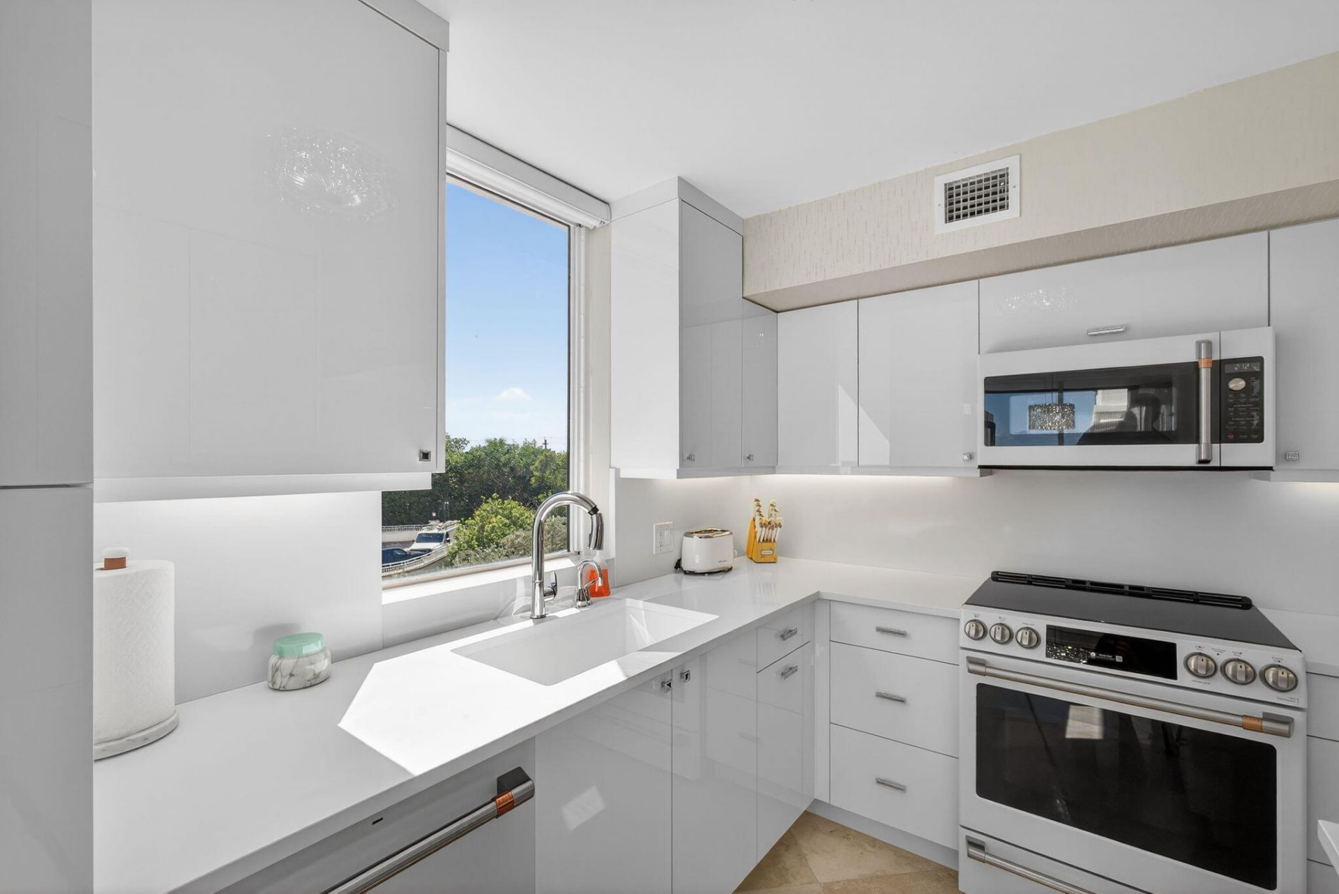 5380 N Ocean Drive, Unit 3b, Singer Island, FL 33404 Photo