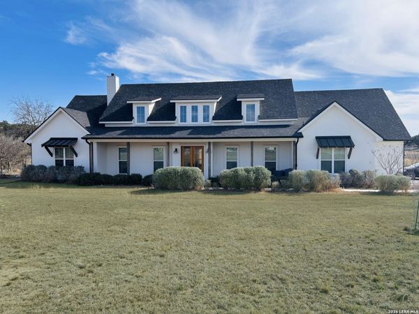 450 Lucky Rdg, Bandera, TX 78003