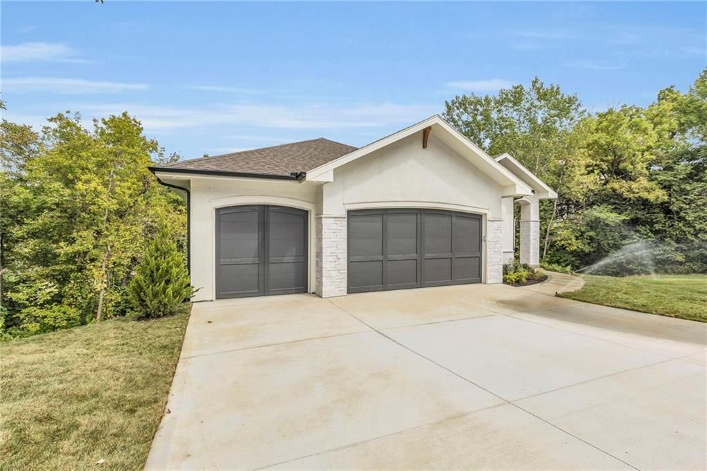10404 River Hills Drive, Parkville, MO 64152 Main Photo