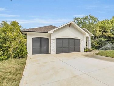 10404 River Hills Drive, Parkville, MO 64152
