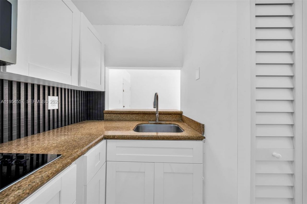 8145 NW 7th St, Unit 111, Miami, FL 33126 Photo