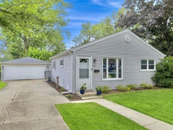 24 Johnathan Road , Lake Zurich, IL 60047