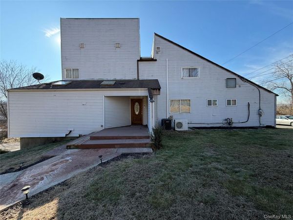 2 N Strawberry Hill Lane, West Nyack, NY 10994