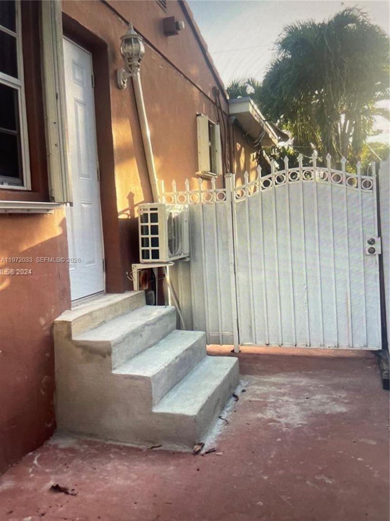 5802 W 2nd Ct, Hialeah, FL 33012 Photo