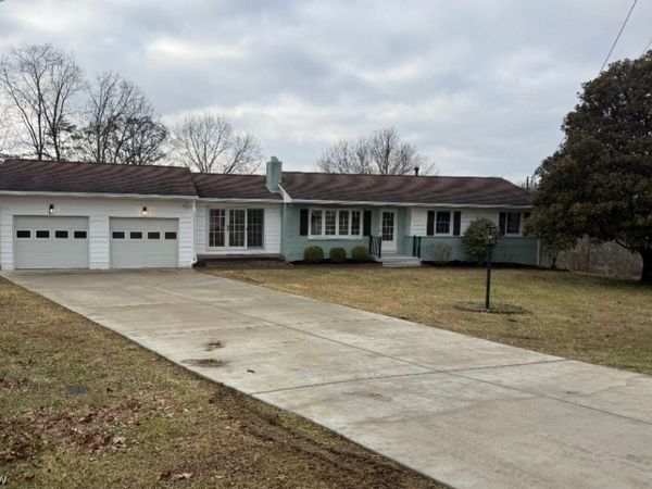 52 Meadow Ln Circle, Parkersburg, WV 26101