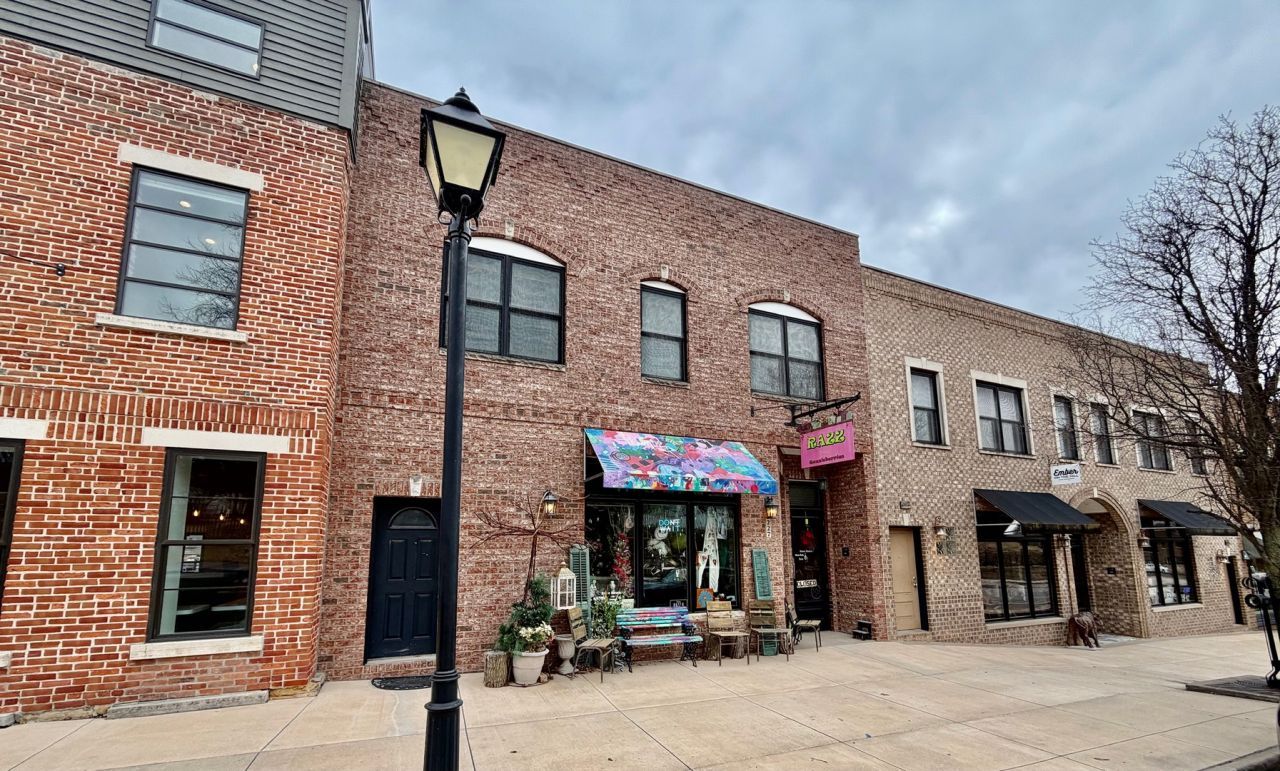 227 N Cody Road N, LeClaire, IA 52753 Main Photo