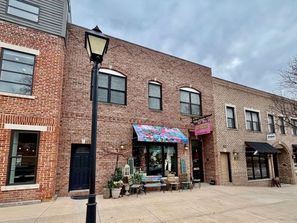 227 N Cody Road N, Le Claire, IA 52753