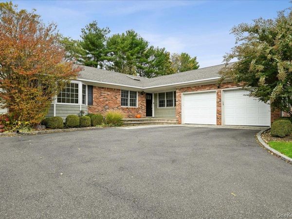 21 Colgate Lane, Woodbury, NY 11797