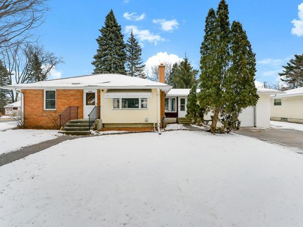 2972 Woodbridge Street, Roseville, MN 55113