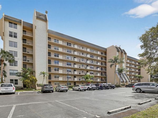 3300 W Rolling Hills Cir, Unit 302, Davie, FL 33328