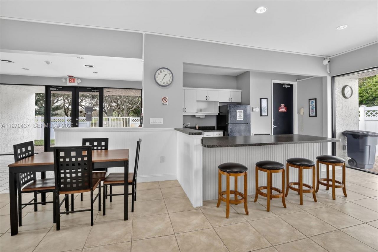 3300 W Rolling Hills Cir, Unit 302, Davie, FL 33328 Photo