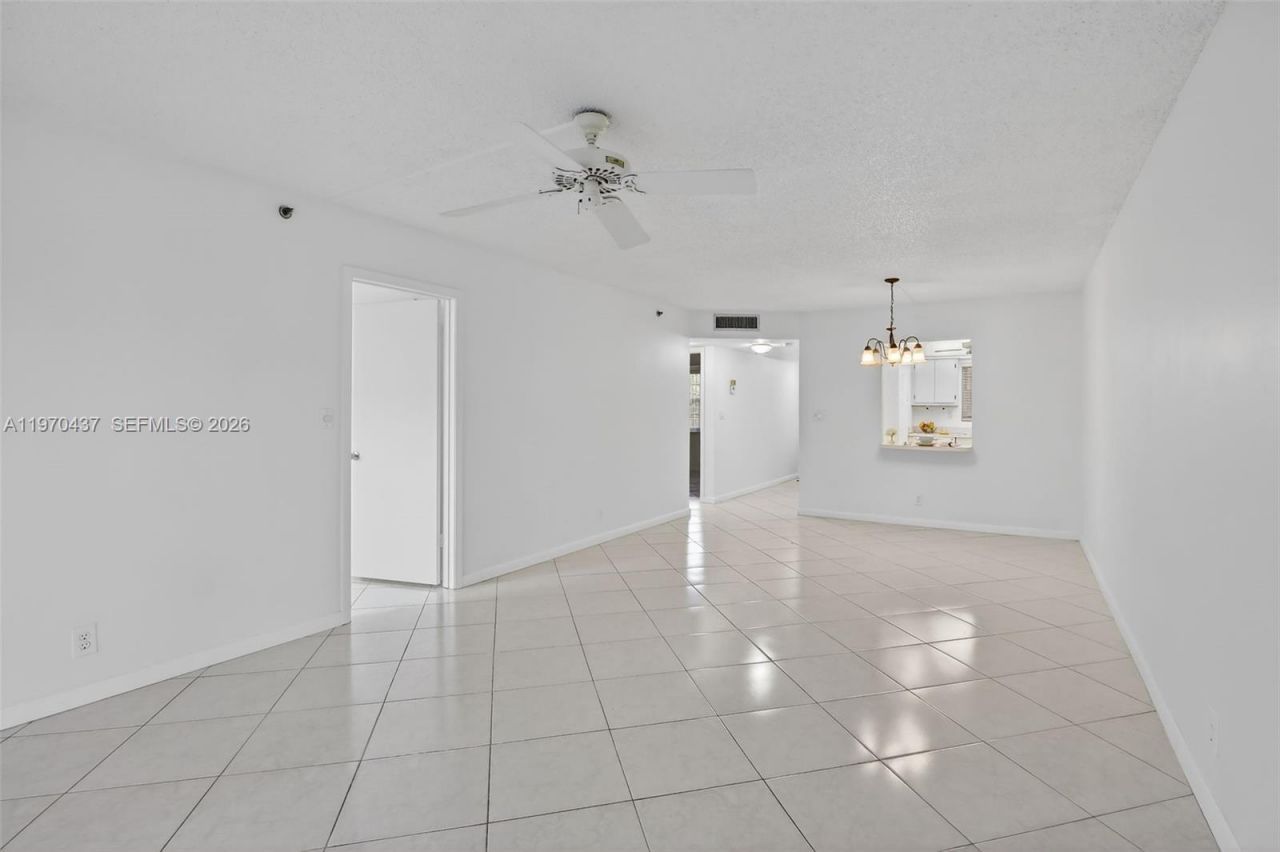 3300 W Rolling Hills Cir, Unit 302, Davie, FL 33328 Photo