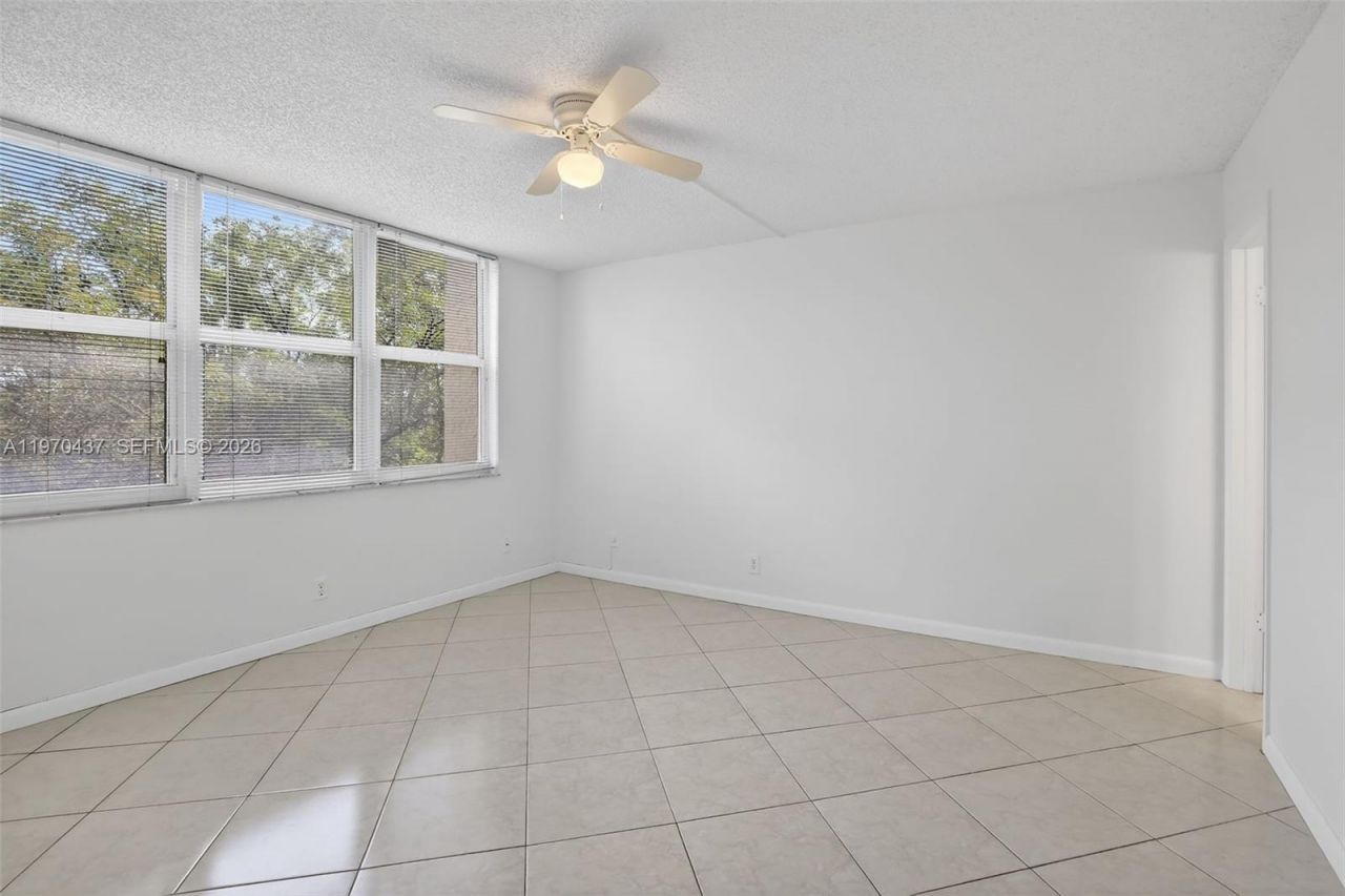 3300 W Rolling Hills Cir, Unit 302, Davie, FL 33328 Photo