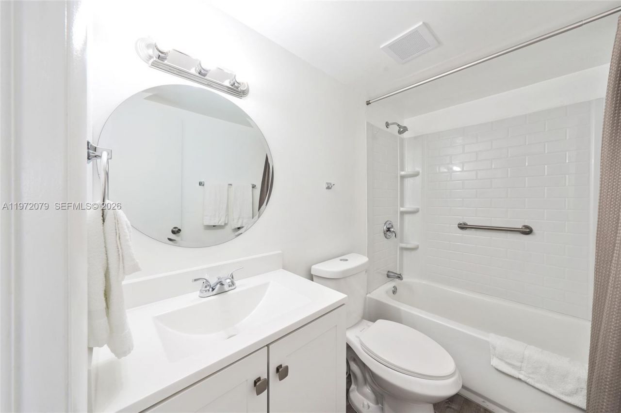 1051 NE 163rd St, Unit 2, North Miami Beach, FL 33162 Photo