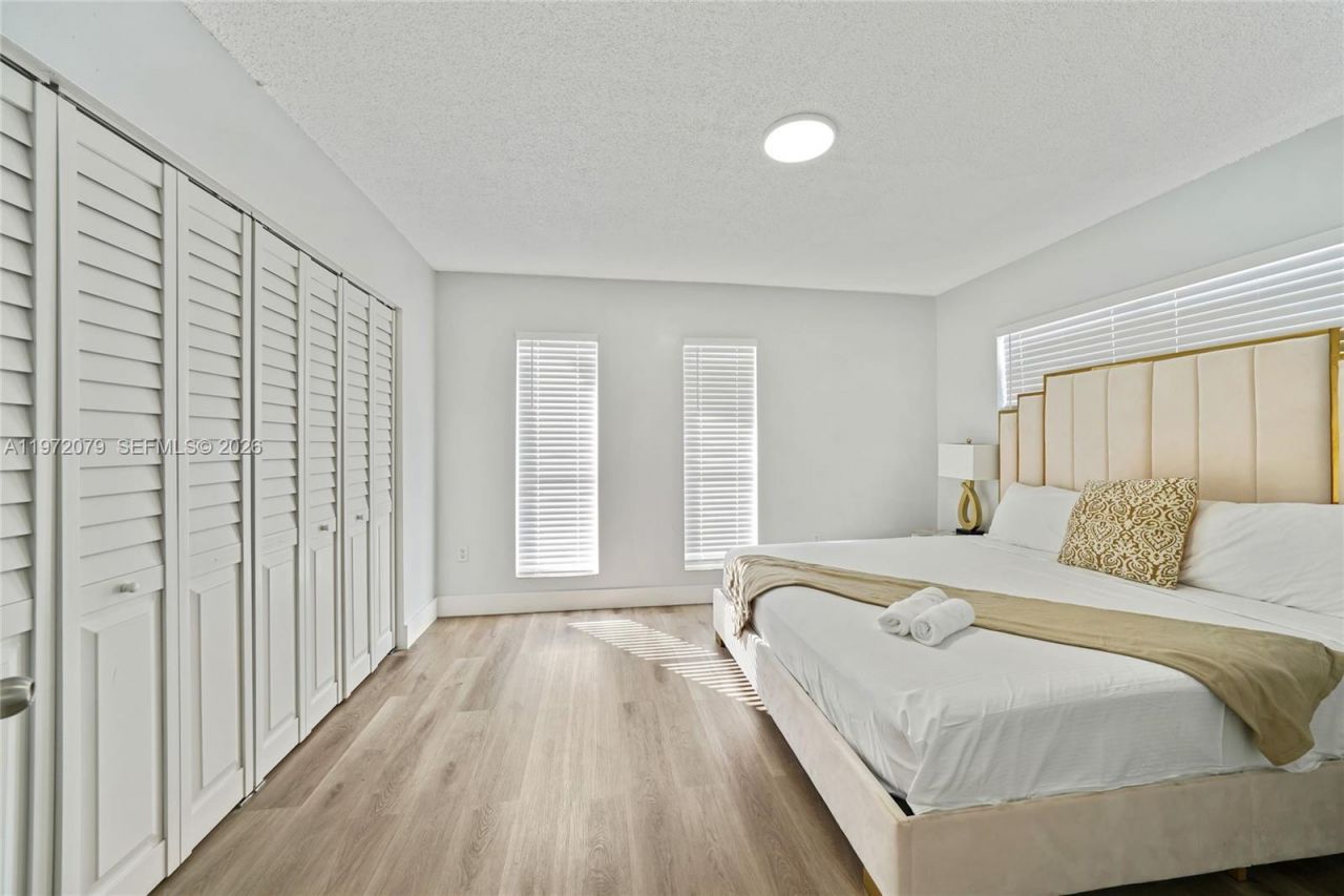 1051 NE 163rd St, Unit 2, North Miami Beach, FL 33162 Photo