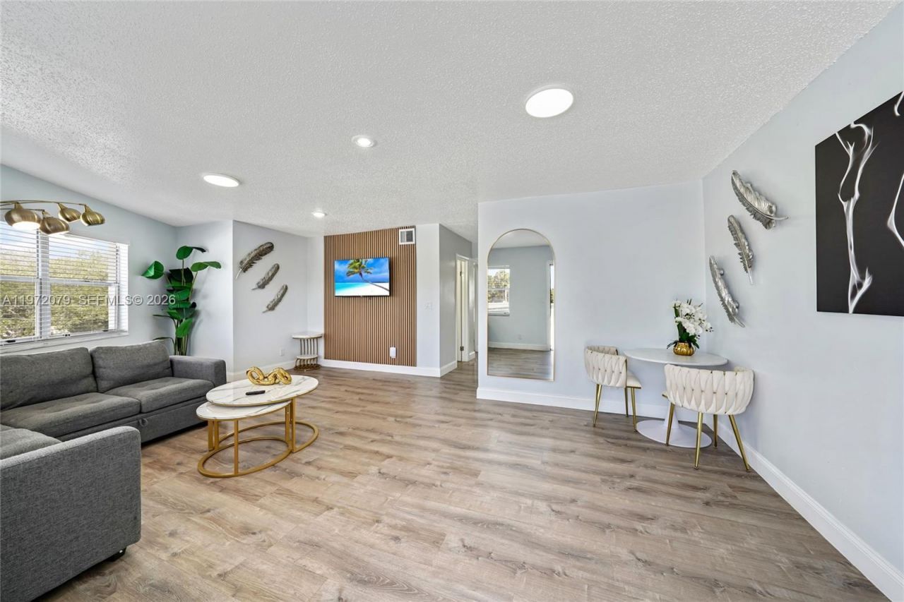 1051 NE 163rd St, Unit 2, North Miami Beach, FL 33162 Photo