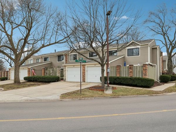 105 W Dover Drive , Mount Prospect, IL 60056