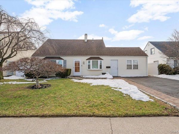 122 Balsam Lane, Levittown, NY 11756