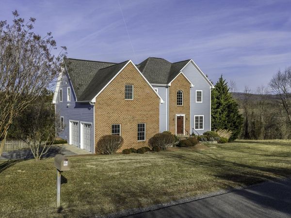120 Skyhigh LN, Lexington, VA 24450