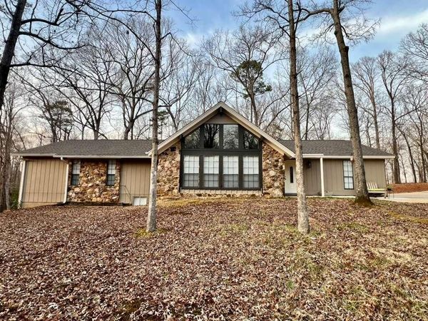 1075 Merry Valley Dr, Columbus, MS 39705