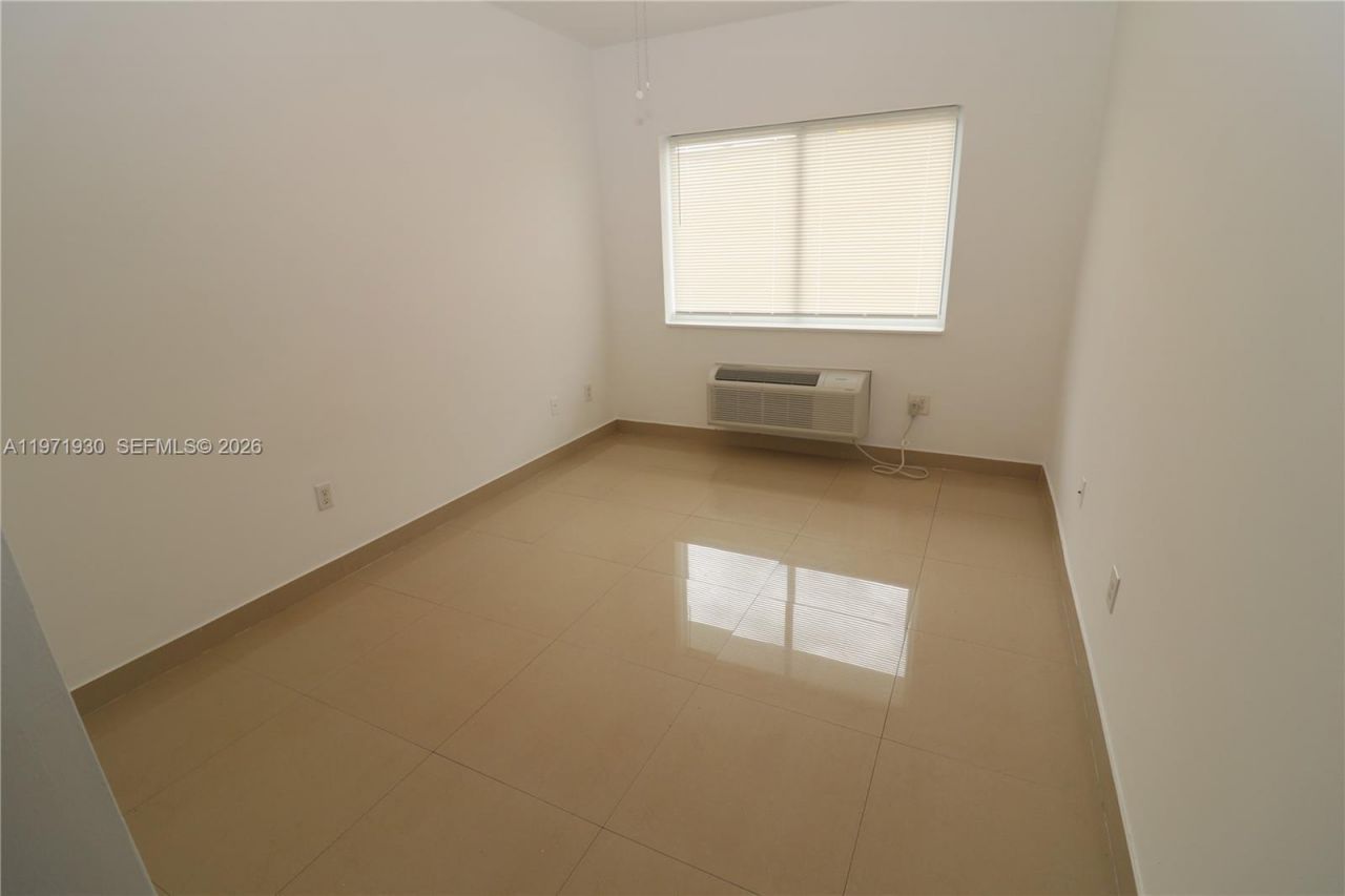 540 74th St, Unit 10, Miami Beach, FL 33141 Photo