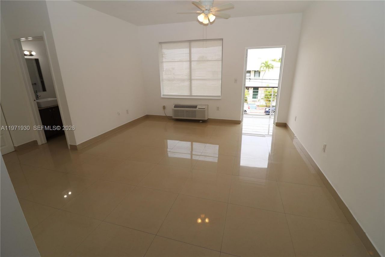 540 74th St, Unit 10, Miami Beach, FL 33141 Photo