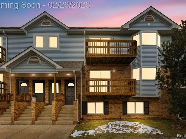 253 Pinewood Circle, Plymouth, MI 48170