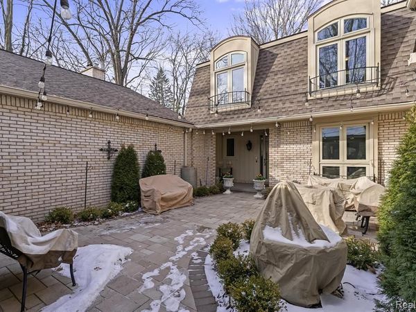1243 Woodcrest Circle, Bloomfield Hills, MI 48304