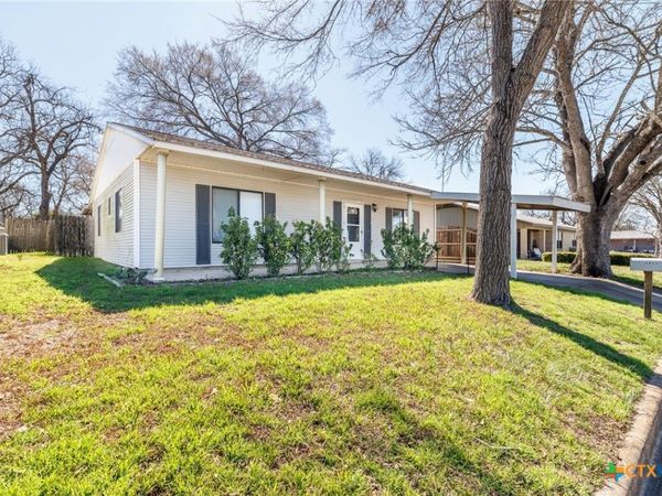 218 W 6th Street , Shiner, TX 77984