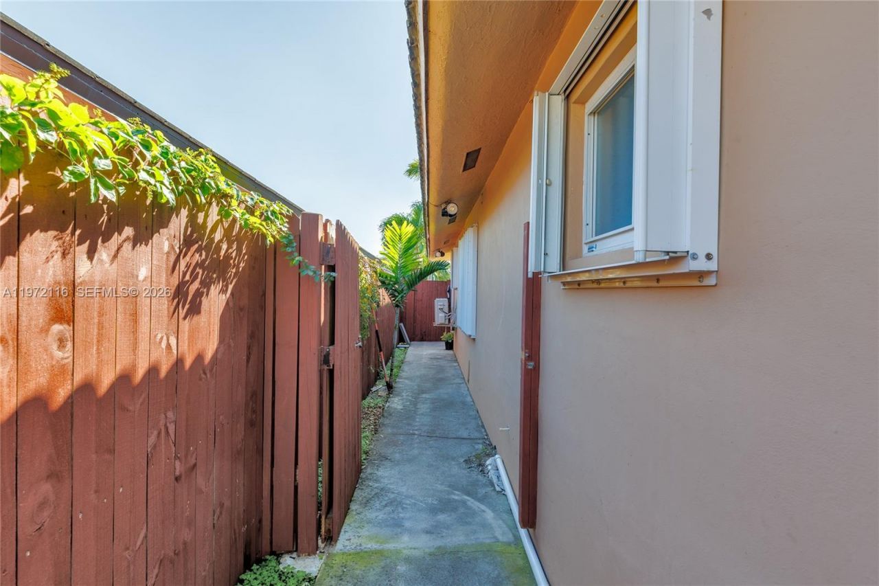 9719 NW 127th St, Hialeah Gardens, FL 33018 Photo