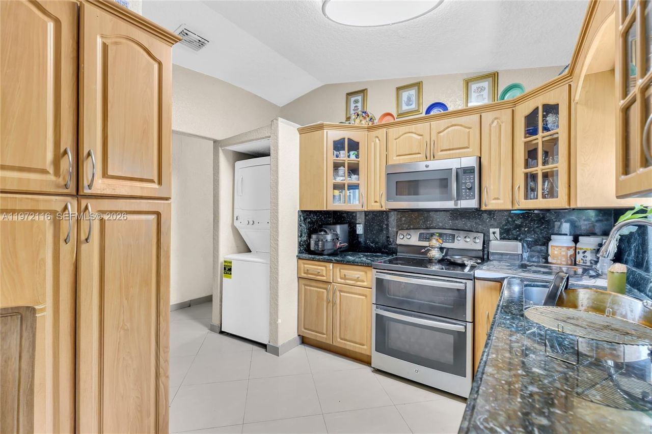 9719 NW 127th St, Hialeah Gardens, FL 33018 Photo