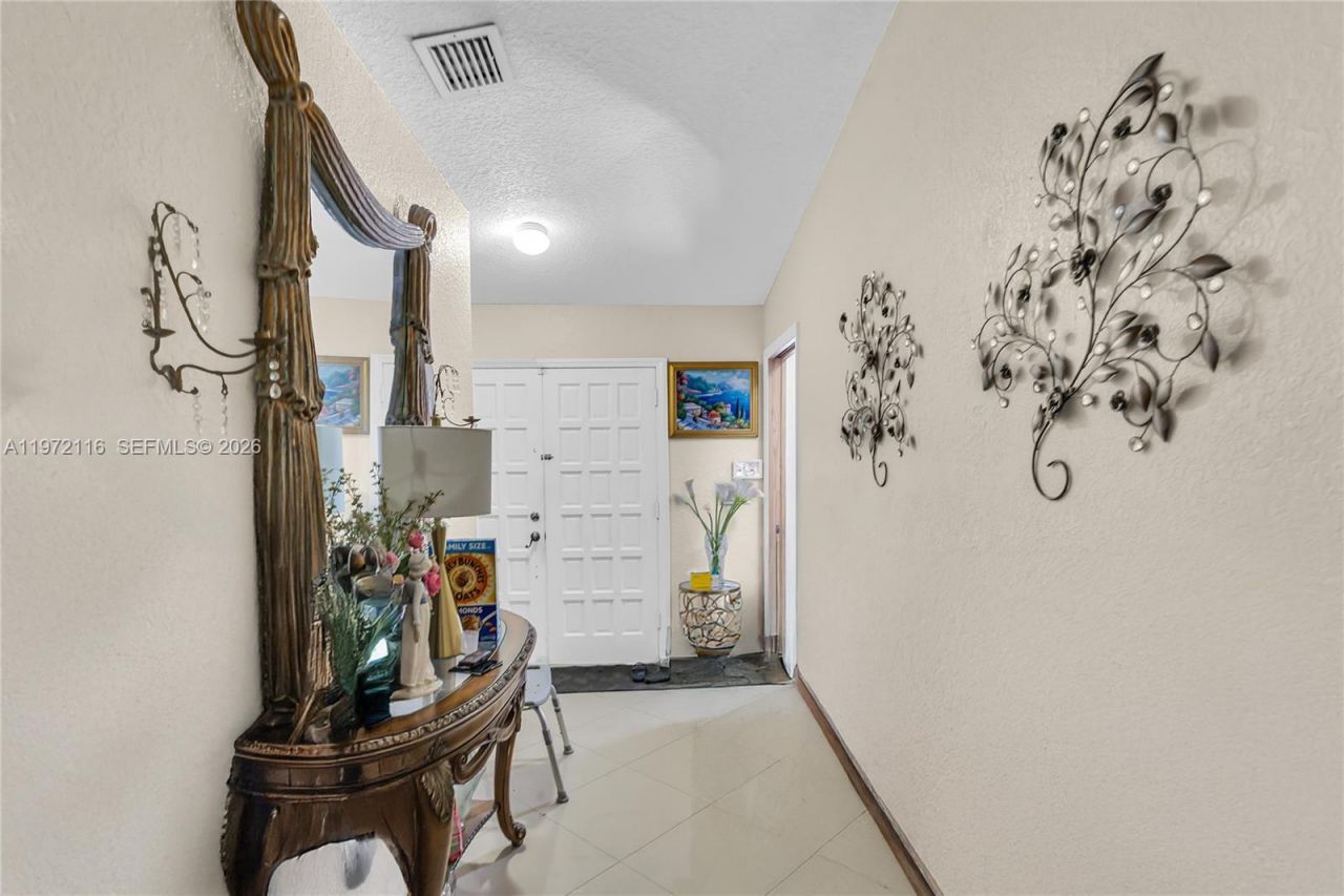 9719 NW 127th St, Hialeah Gardens, FL 33018 Photo