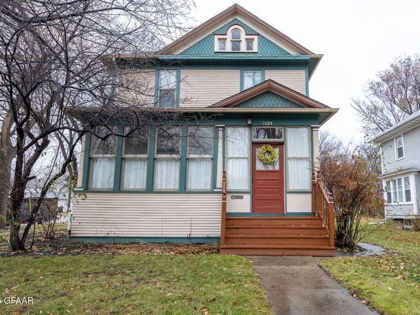 1524 UNIVERSITY Avenue , Grand Forks, ND 58203