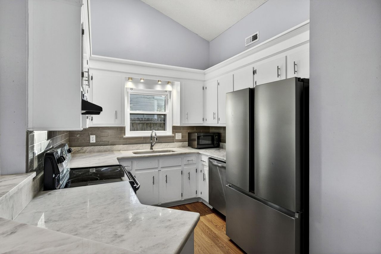 112 Pipestone Drive Photo 10