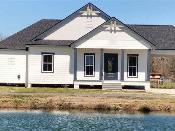 2696 GRAND POINT Highway, Breaux Bridge, LA 70517